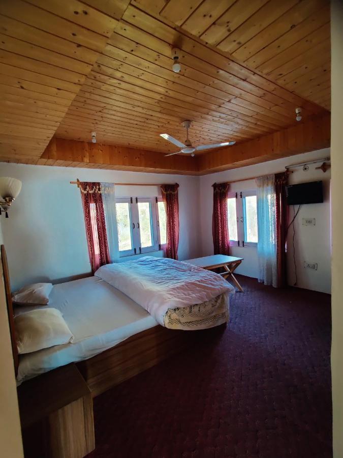 Calm Holiday Inn Срінагар Екстер'єр фото