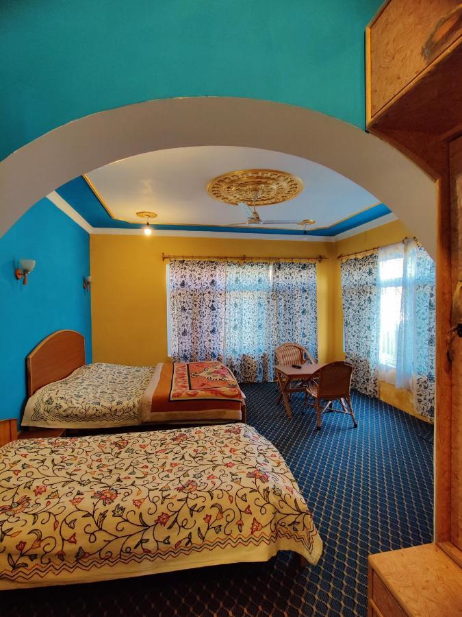 Calm Holiday Inn Срінагар Екстер'єр фото