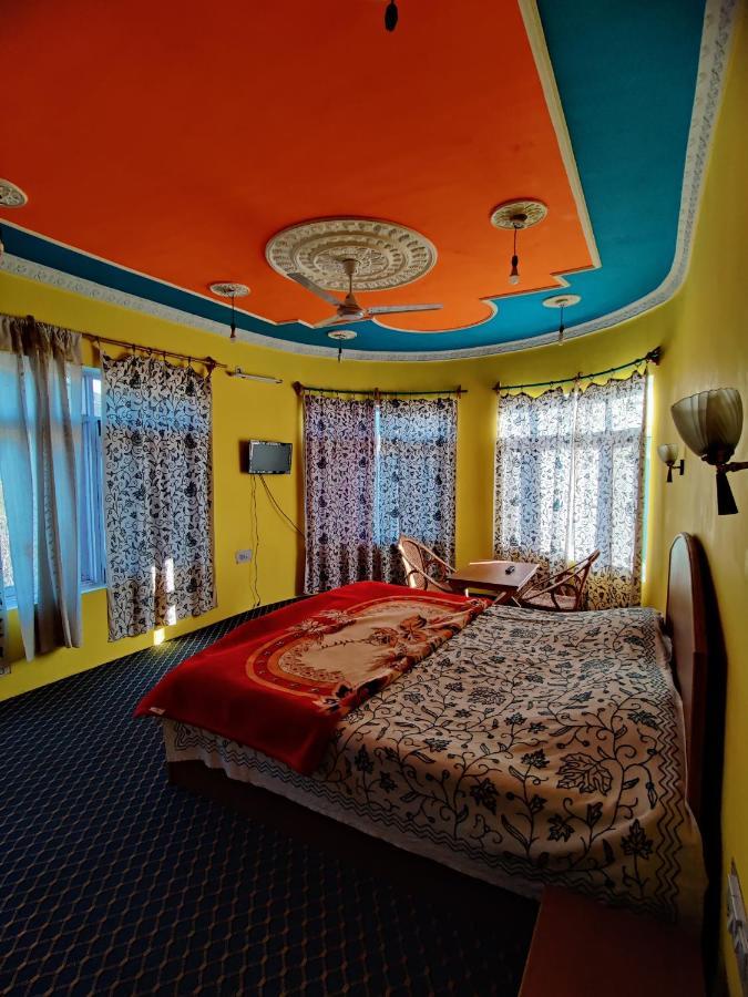 Calm Holiday Inn Срінагар Екстер'єр фото