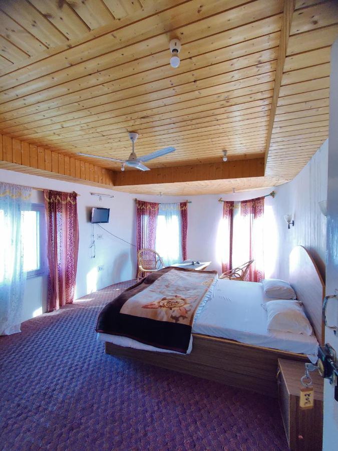 Calm Holiday Inn Срінагар Екстер'єр фото